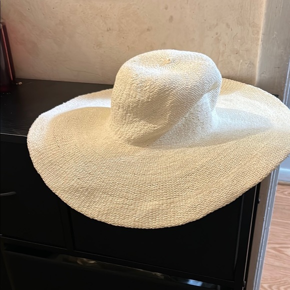Elegant Cream Sun Hat - Picture 1 of 1